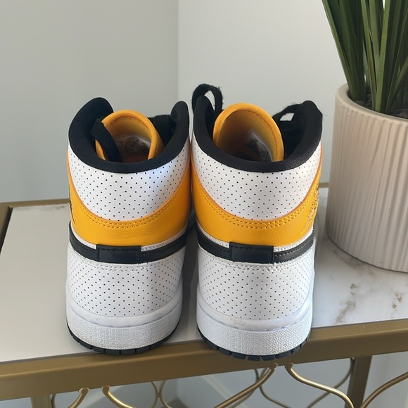 Wmns Air Jordan 1 Mid - Picture 3 of 4